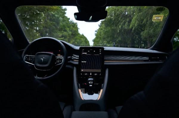 “穿”蘋果草莓、拎蘆筍包包、塗胡蘿蔔口紅，可持續時尚就是那麼瘋狂