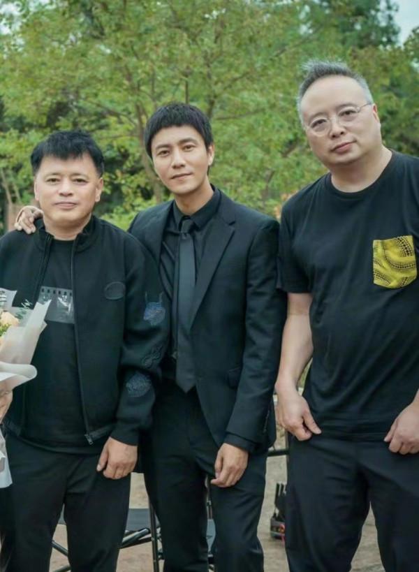 45歲劉敏濤曬殺青照，被王硯輝摟懷裡好親密，陳坤暴瘦腿細成竹竿