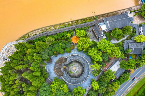 湖北荊州有一神秘寶塔，下陷7.29米，是全國僅有的“地下寶塔”