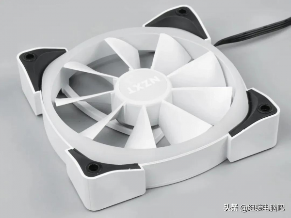 穩壓 i9 12900K！恩傑海妖 Z73 RGB 白色水冷評測