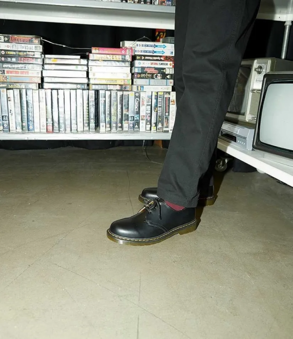 瘋狂聯名的 Dr.martens,復古鞋靴流行化後的穿搭為何這麼討喜? 瘋狂聯名的 Dr.martens,復古鞋靴流行化後的穿搭為何這麼討喜?