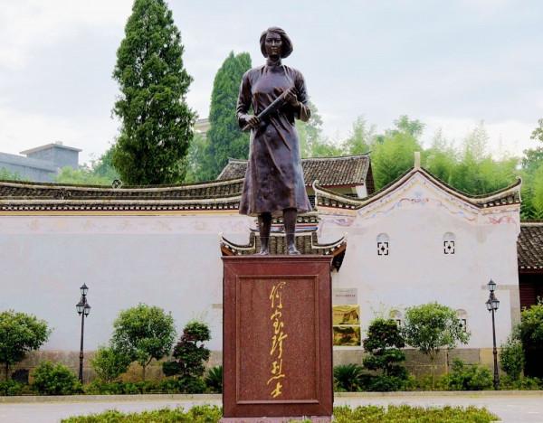 1938年,武漢11歲童養媳獲救,周恩來對她說:你父親是劉少奇 1938年,武漢11歲童養媳獲救,周恩來對她說:你父親是劉少奇