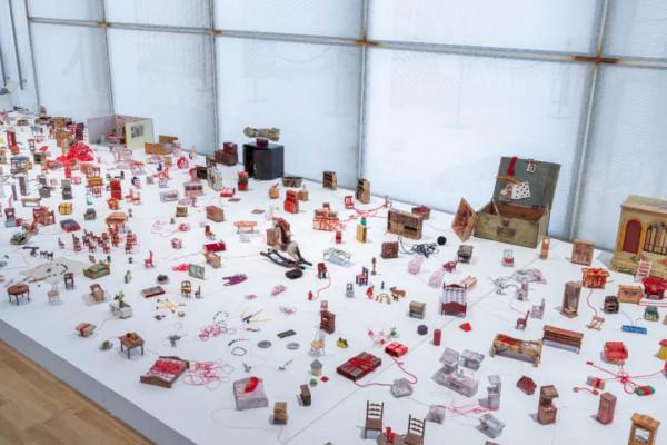 鹽田千春:紅與黑之間 缺席中的存在 鹽田千春:紅與黑之間 缺席中的存在