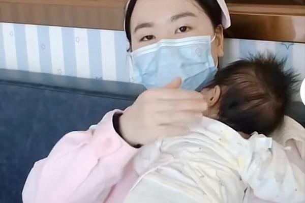 嬰兒多大就可以不用拍嗝了？光看月齡還不夠，看“狀態”才是正解