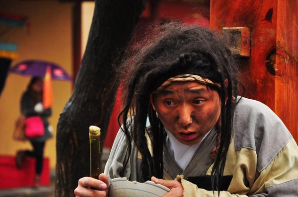 唐朝一地痞混混，埋葬父親時挖出龍穴，三十年後成為開國之君