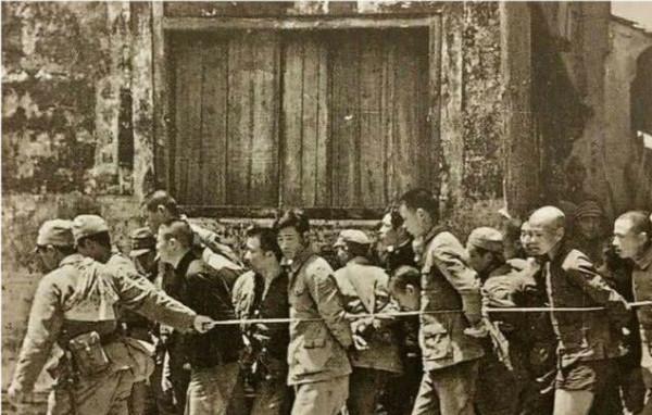 撐死生父，槍殺妻兒；山東巨匪劉黑七，到底有多兇殘