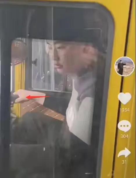 大衣哥兒子回家學習駕照，只是看到開三輪電車很多