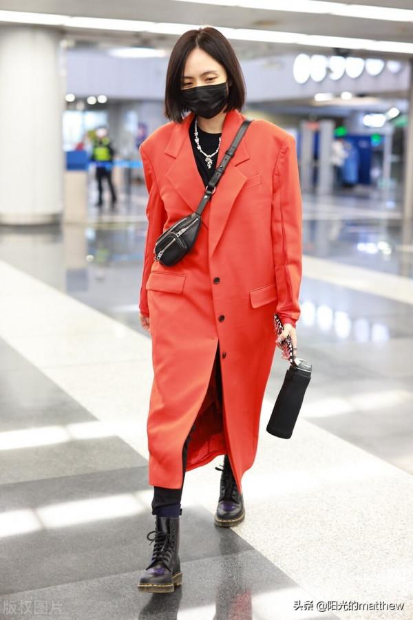 街拍：劉惜君一襲紅色大衣現身機場，清新亮麗笑容滿面