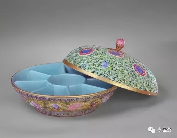 二十世紀釉裡紅刻劃蓮紋圓蓋盒