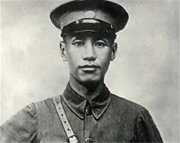 1931年，王亞樵派人刺殺蔣介石，路邊丟棄一條火腿，行動功敗垂成