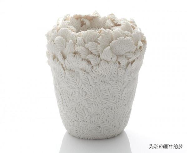 手工雕刻的精緻的花葉包裹著瓷器