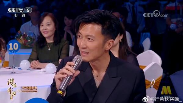 王菲謝霆鋒同場亮相中秋晚會，小謝聽女友名字無反應，表情有點僵