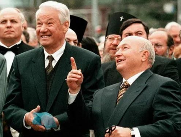 寡頭之首別列佐夫，願拿10億美元組建普京反對黨，10年後死因不明