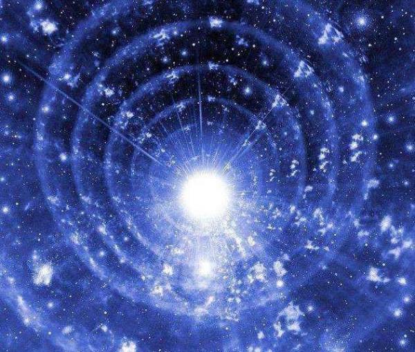 光線在經過引力透鏡時被偏折成了兩個對稱的影象