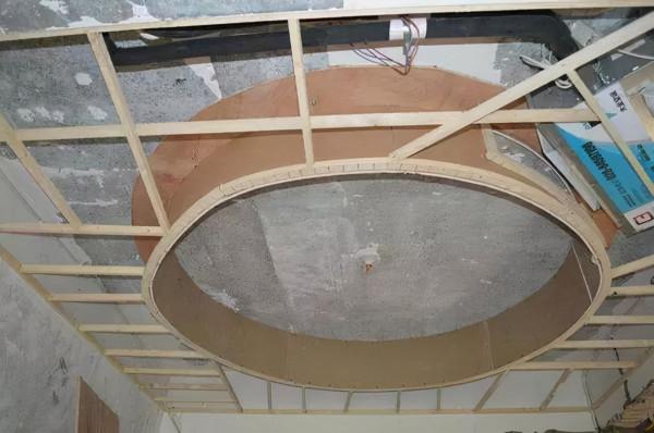 輕鋼龍骨、木龍骨與鋁扣板,吊頂用哪種做好? 輕鋼龍骨、木龍骨與鋁扣板,吊頂用哪種做好?