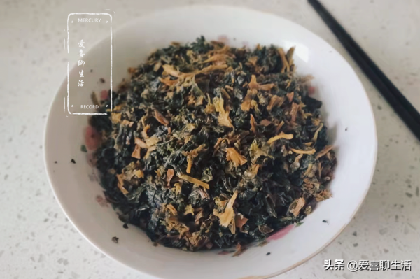 霜降後，我家常吃菜乾，泡一泡切碎上鍋蒸熟，清香撲鼻，簡單好吃