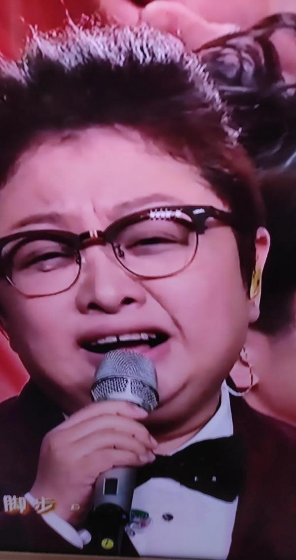 韓紅春晚演唱《這世界那麼多人》近景看門牙缺失讓人心疼
