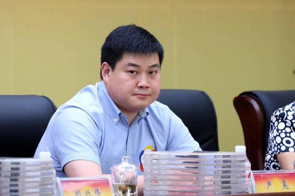 超生二胎改變命運！本是教書匠的他，被迫下海打拼出千億帝國