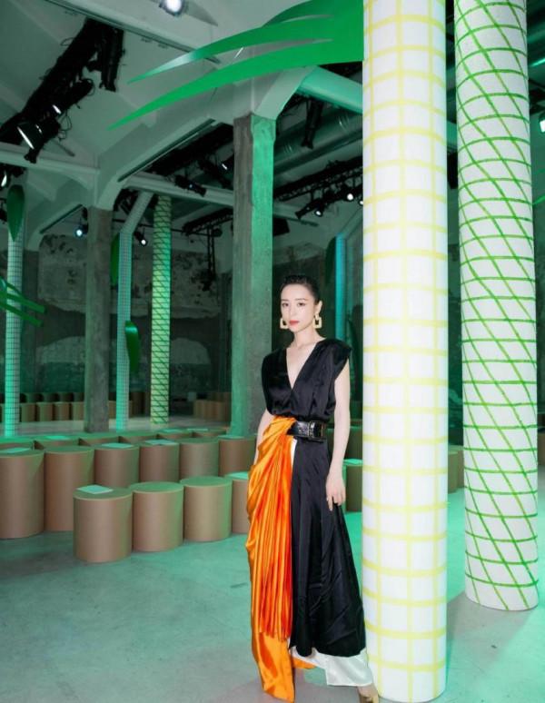 張靜初生圖精修圖差距有點大，笑起來有點不自然，可優雅氣質真絕