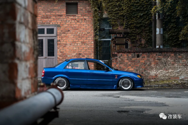 經典的馬自達323依然還有很多人玩，只需7000塊就能買來快樂