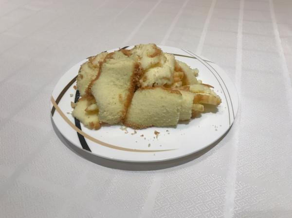 家長買“蛋糕邊角料”給孩子吃，被網友指責，窮家長會養出自卑娃