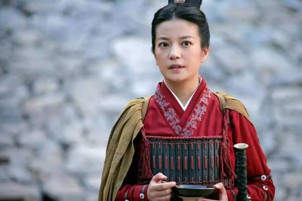 1950年，特等功臣被抬進病房，發現竟是女兒身，軍長：全軍驕傲