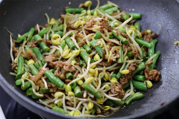 滷麵不香，湯麵麻煩，學會面條這做法，飯菜一鍋出，冷熱都好吃