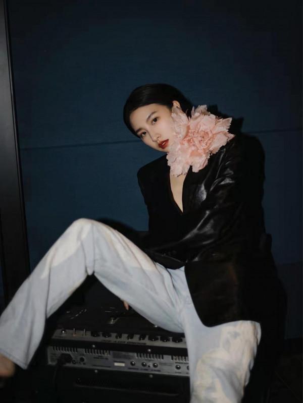 《聞香識公子》被群嘲？景甜被修成大頭娃娃魚，龔俊懸浮外太空？