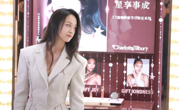 湯唯終於回國營業了,穿西裝配大波浪捲髮好高階,氣質無敵 湯唯終於回國營業了,穿西裝配大波浪捲髮好高階,氣質無敵