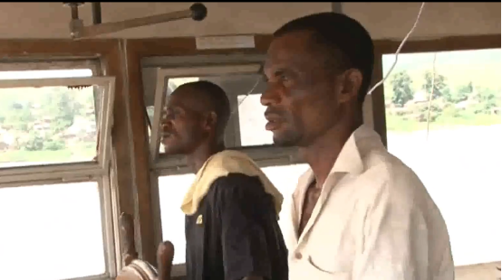 非洲玩命貨船,在剛果河上載2000人,隨時都要翻船 非洲玩命貨船,在剛果河上載2000人,隨時都要翻船