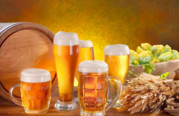 長期“喝白酒”和“喝啤酒”,身體有什麼區別?哪種對身體傷害小 長期“喝白酒”和“喝啤酒”,身體有什麼區別?哪種對身體傷害小
