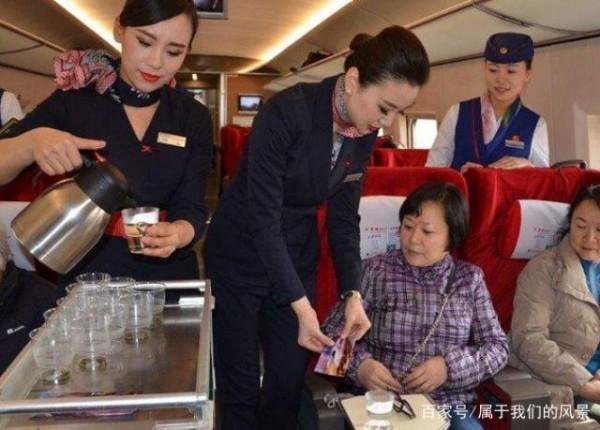 坐飛機的時候,空姐為什麼不停送吃的?網友:有想法,套路多 坐飛機的時候,空姐為什麼不停送吃的?網友:有想法,套路多