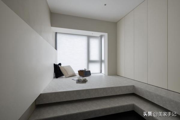 一進他家，彷彿世界都安靜了下來，全屋空靈雅韻，沒有一絲俗氣