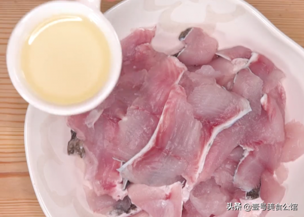 鮮酸味美的番茄黑魚煲，葷素搭配，營養豐富，家人吃了都說棒