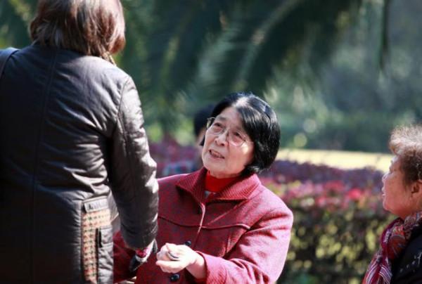 孩子由姥姥帶大，最後還是跟奶奶親，背後真正的原因，值得關注