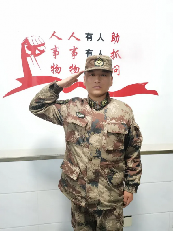 第71集團軍“傘降教頭”賈龍飛：陸地猛虎成功逐夢藍天！