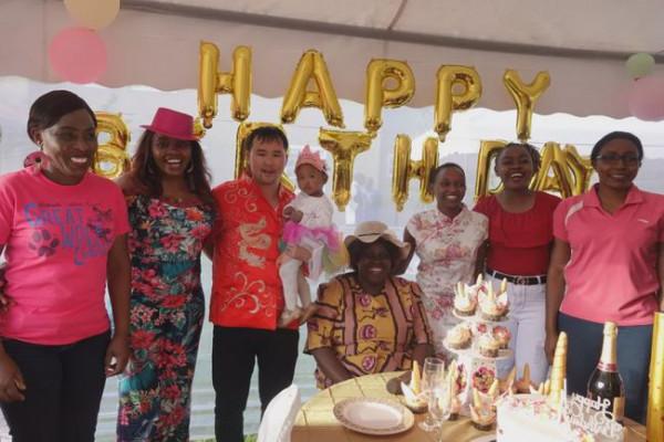 高畫質本：在肯亞用15頭牛娶妻生女，紮根非洲的中國小夥