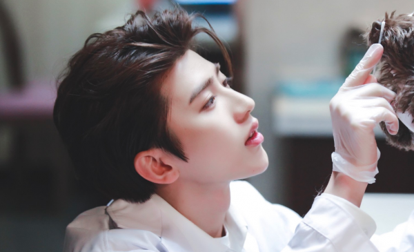 盛典紅毯造型蔡徐坤最為亮眼，墨鏡配胡茬，是要轉型硬漢風了？