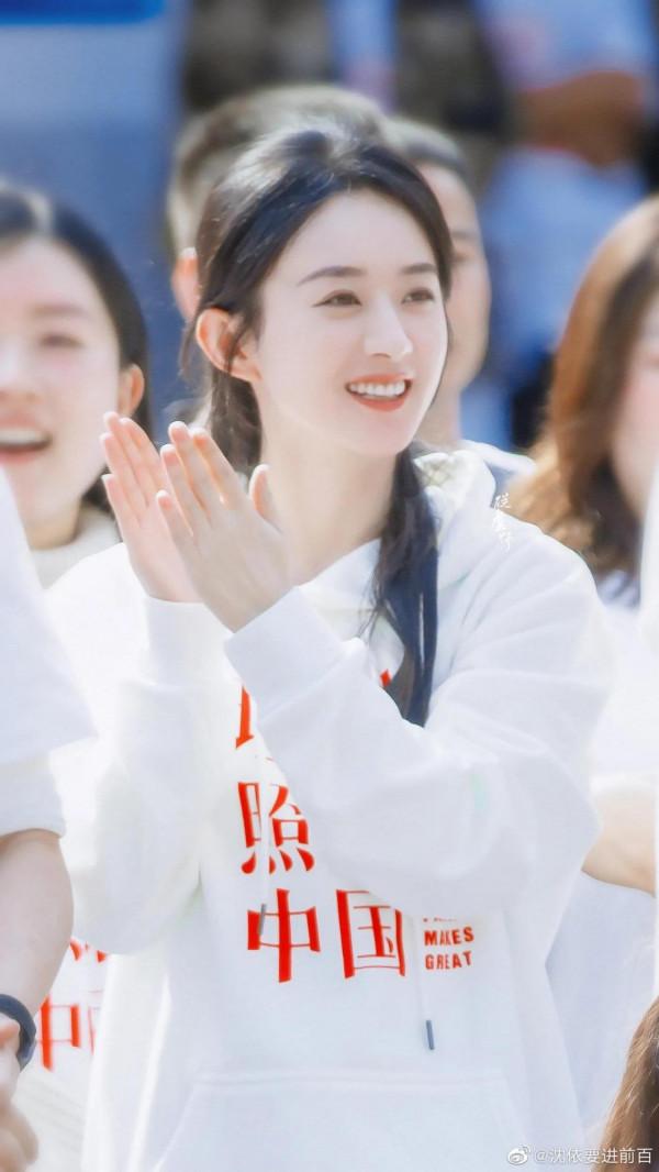 穿著普普通通的白色衛衣，和小朋友一起拍照真的太美了