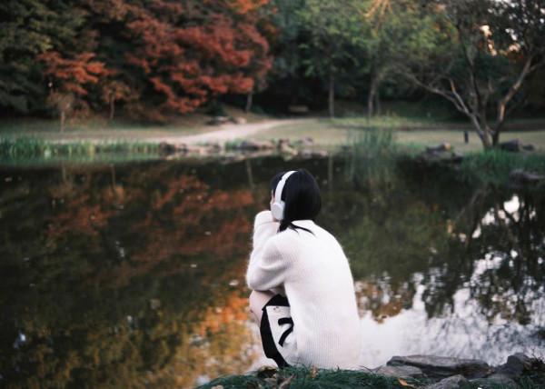 鞠婧禕暖冬楓葉,白色針織外套溫柔又搶眼 鞠婧禕暖冬楓葉,白色針織外套溫柔又搶眼