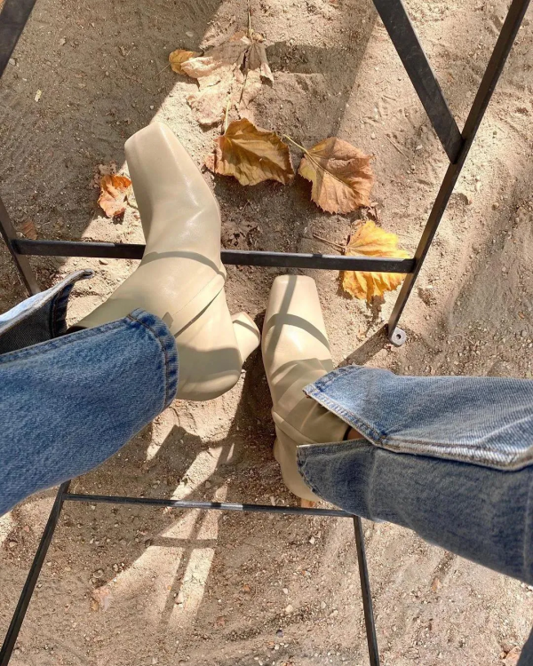 小黑靴OUT了！今冬「這雙鞋」超火爆，時髦精都愛它