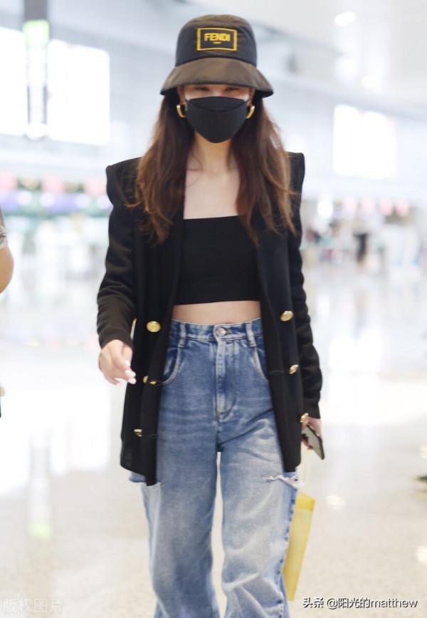 街拍：鄭希怡頭戴漁夫帽，穿西裝外套前衛時髦