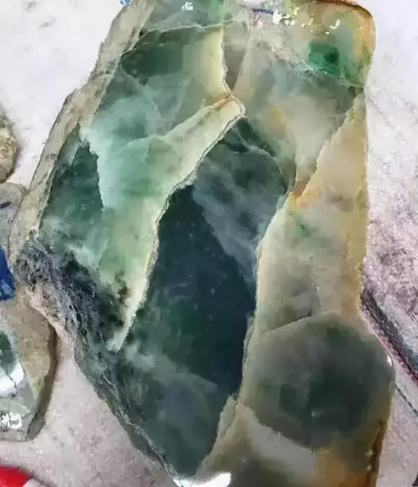 沒人惦記的原石,滿身是裂卻切出了一隻雞 沒人惦記的原石,滿身是裂卻切出了一隻雞