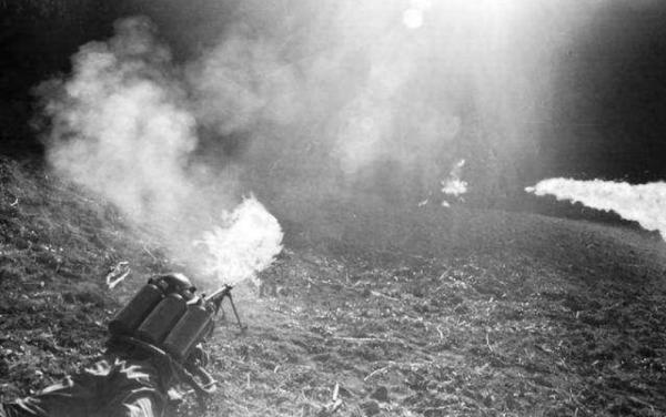 對越反擊戰,罕見出動噴火兵偷襲越軍,整個村莊被烈火籠罩 對越反擊戰,罕見出動噴火兵偷襲越軍,整個村莊被烈火籠罩