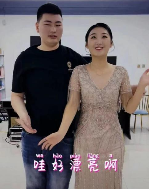 大衣哥兒媳氣質挺好的,穿綠色旗袍顯出風韻,有點胖但挺耐看 大衣哥兒媳氣質挺好的,穿綠色旗袍顯出風韻,有點胖但挺耐看