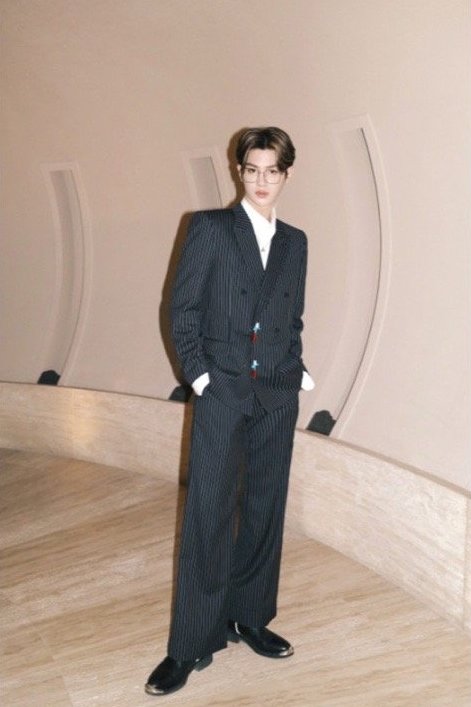 穿長裙、塗指甲油的boy黃明昊，男生還能這麼搭