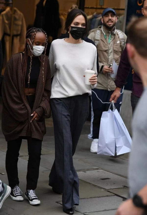 朱莉帶娃逛街像走秀！穿搭簡約卻超高階，龍鳳胎兒子男生女相超帥