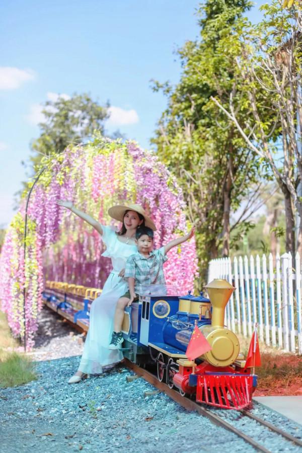 周邊遊｜住進小木屋泡私湯，乘網紅小火車玩彩虹滑道