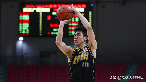 CBA第一！22歲小將橫空出世，中國男籃前鋒有救了