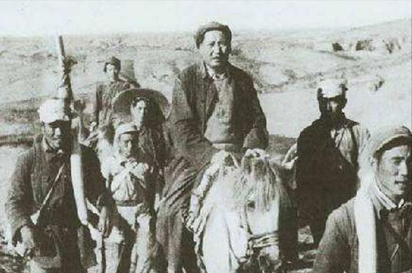 他從敵人刀下救出主席，地位曾與6大元帥並列，建國後只當副處長